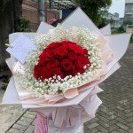 Букет красных роз в облаке из гипсофилы с упаковкой